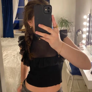 Zara topp  - Jättesnygg topp från zara! Använd några få gånger så i ett mycket bra skick 💕💕💕💕💕 pris kan diskuteras 🕺