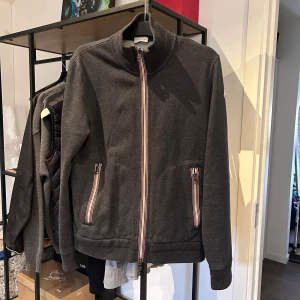 Moncler Zip Up Cardigan - Moncler Zip cardigan i absolut nyskick, väl omhändertagen och knappt tvättad så fortfarande mjukt material. Storlek XL fits M/L, nypris 5500 mitt pris 1600!