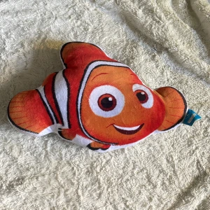 nemo kudde/gosedjur - denna krabat behöver ett nytt kärleksfullt hem !! 