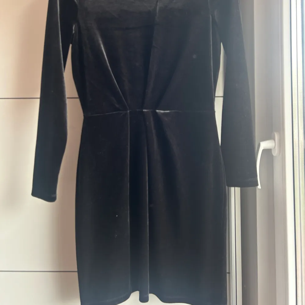 En jätte fin svart sammetsklänning som är använd två gånger på bröllop. Köpt från Vila och är i storlek S. Klänningar.