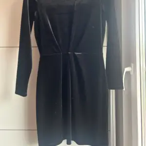 En jätte fin svart sammetsklänning som är använd två gånger på bröllop. Köpt från Vila och är i storlek S