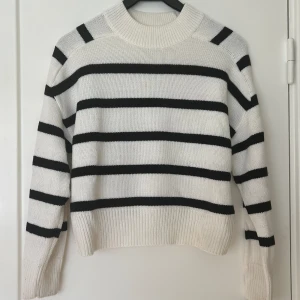 randig stickad tröja - säljer min randiga stickade tröja då den inte kommer till användning, bra gick! skriv för fler bilder, köparen står för frakten pris kan diskuteras!