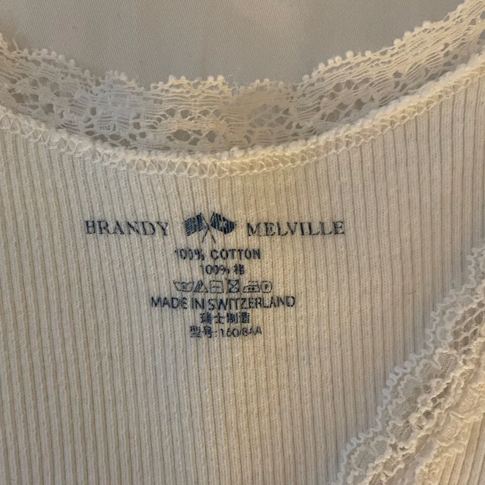 Säljer mitt nästan oanvända spets linne från brandy Melville då de inte kommer till användning<3 orginal priset är ca 170kr. Toppar.