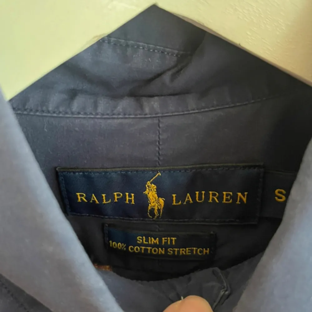  Säljer nu min riktigt snygga Polo Ralph Lauren Skjorta i bra skick. Har två små märken vid bröstet, där av det låga priset. Mörkblå med rosa Ralph Lauren Märke🙌 Storlek Small. Skriv vid intresse eller fler frågor✅. Skjortor.