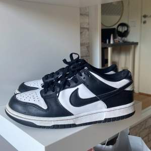 Säljer mina ÄKTA Nike panda dunks som är i okej skick, de är lite smutsiga har försökt tvätta de lite och vid hälen är de lite uppdragna (se bild) annars funkar de fint, inga hål som läcker in vatten eller så. Skriv om ni har frågor eller fler bilder