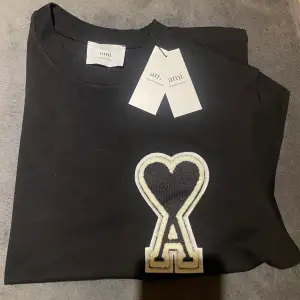  Säljer nu denna sjukt feta Ami Paris t-shirt i storlek S  och färgen svart Säljer för 399kr hör av dig vid frågor och funderingar!!🍾🎉