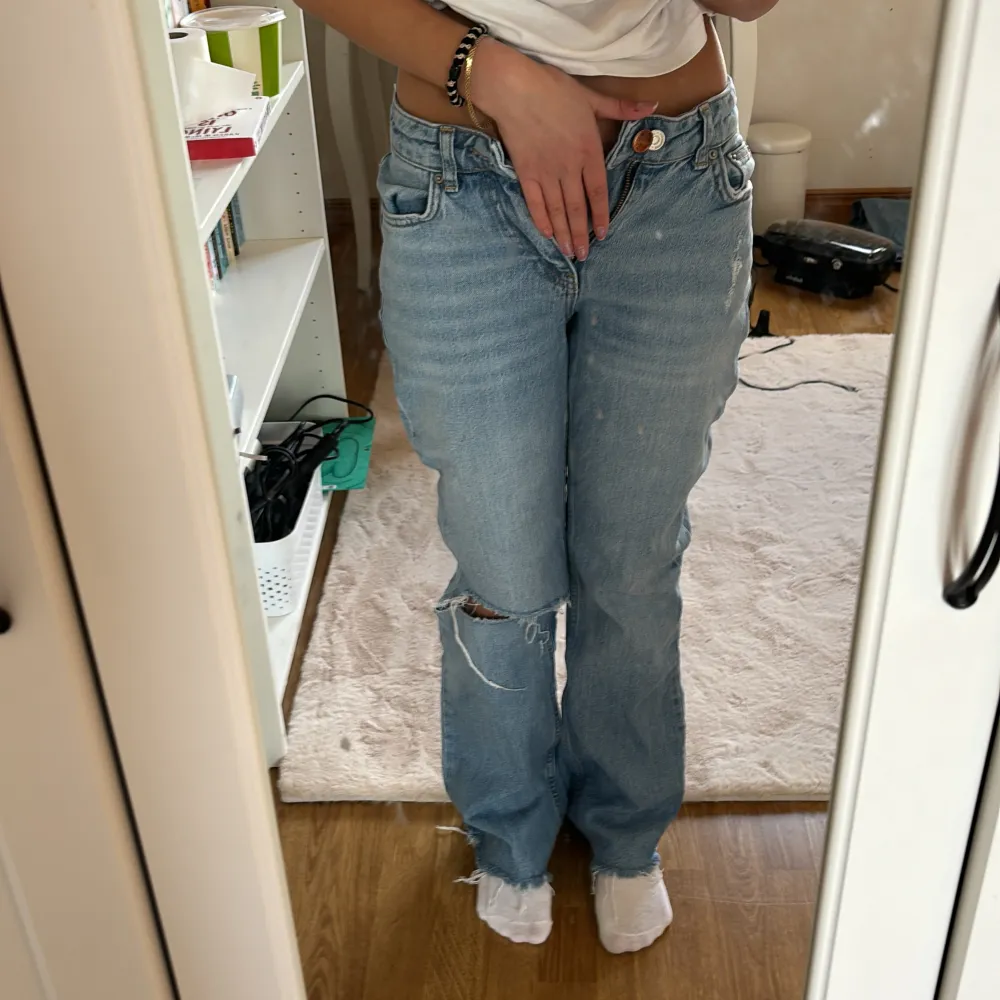 Riktigt snygga jeans ifrån Gina Tricot, är i storlek 32. Säljer pga att de blivit för små och inte kommer till användning längre. Är dock i väldigt bra skick!. Jeans & Byxor.