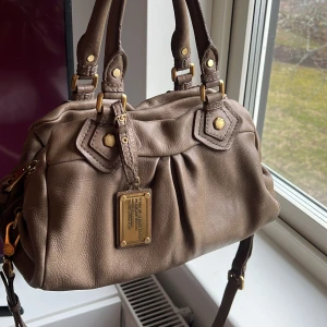 Marc Jacobs väska  - Assnygg marc Jacobs, Classic q baby groove väska.(den minsta storleken) Färgen är mer grå i verkligheten, sista bilden visar färgen bäst. Bra skick, inget att anmärka på