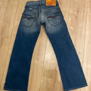 Jätte fina lågmidjade och vida jeans från Replay!! Tyvärr för små för mig, storlek W26L32!! Ställ gärna frågor om du har ❤️❤️