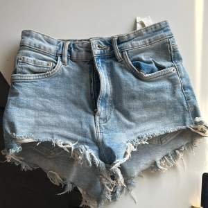 Jeans shorts från zara med medelhög midja