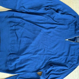 Tröja i marino ull - Säljer denna oanvända tröja åt min bror då han inte vill ha den längre och inte har fått någon användning av den