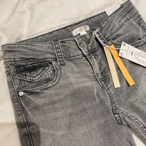 Gråa jeans från gina❤️ - Jeans från gina Young❤️ Dom är för långa för mig och det är därför jag säljer dom, har redan ett par lika dana fast i rätt stolek🤍 Dom är även i storleken 158 tall så dom är längre än vanligt