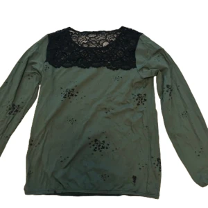 Gullig tröja  - Jättegullig tröja som har spets på toppen. Köpt second hand men aldrig använd själv. Passar jättebra att ha till mysbyxor på kvällen eller till en mysig alternativ outfit! 