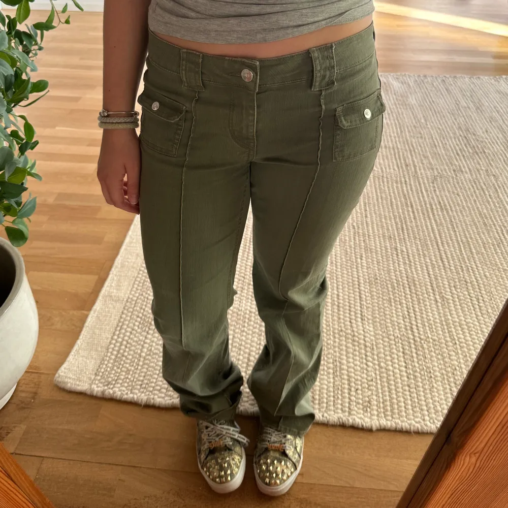 Säljer dessa super trendiga gröna byxor😍40 men passar mig som har 36! . Jeans & Byxor.