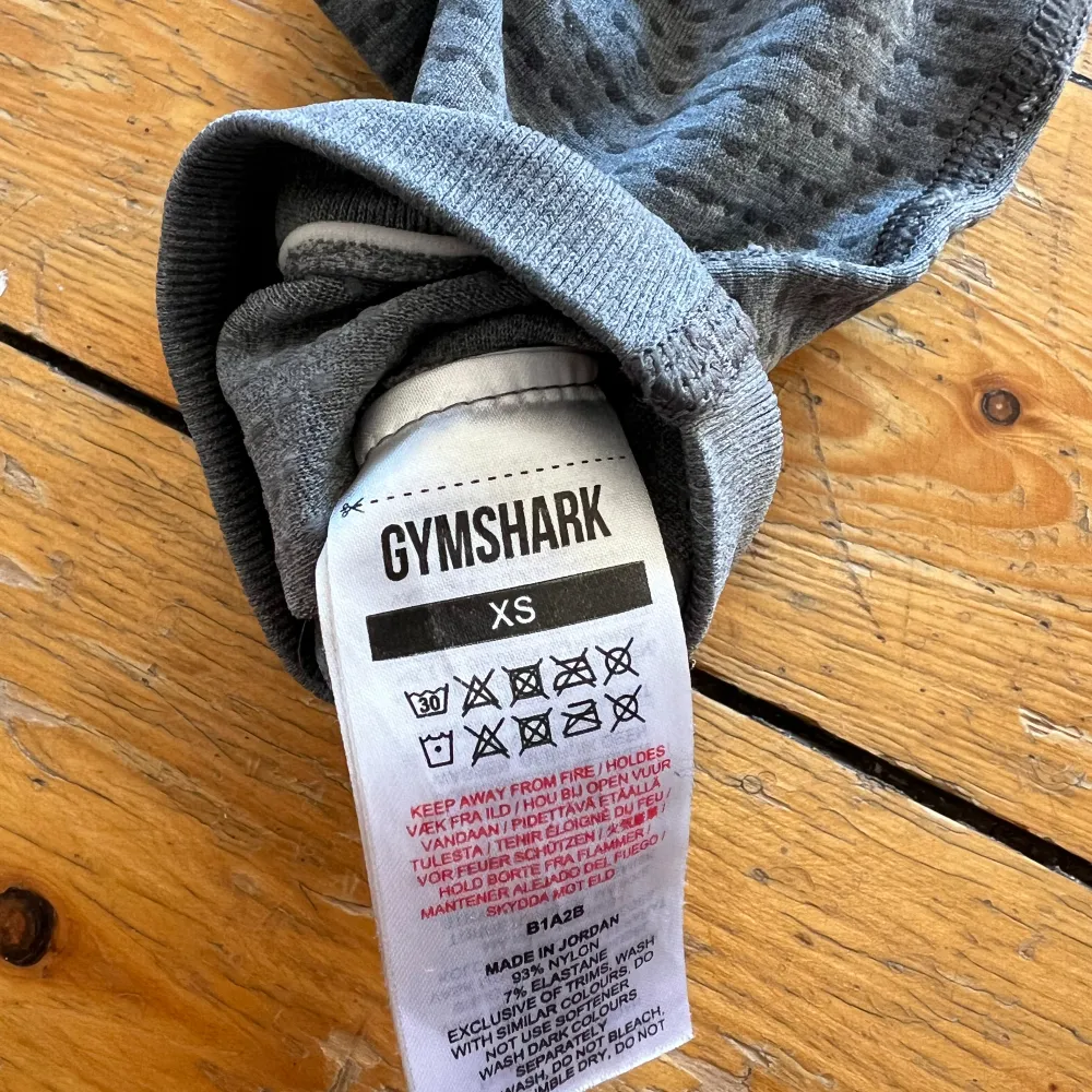 Fina träningstights från Gymshark vital seamless 2.0. Lite noppriga på vissa ställen men känns mer än det syns. Lite sprucket vid märkena men inte mycket.. Jeans & Byxor.