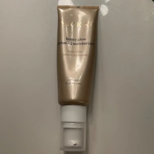 Smink - Hej! Säljer min glow primer från hickap. Pris kan diskuteras☺️