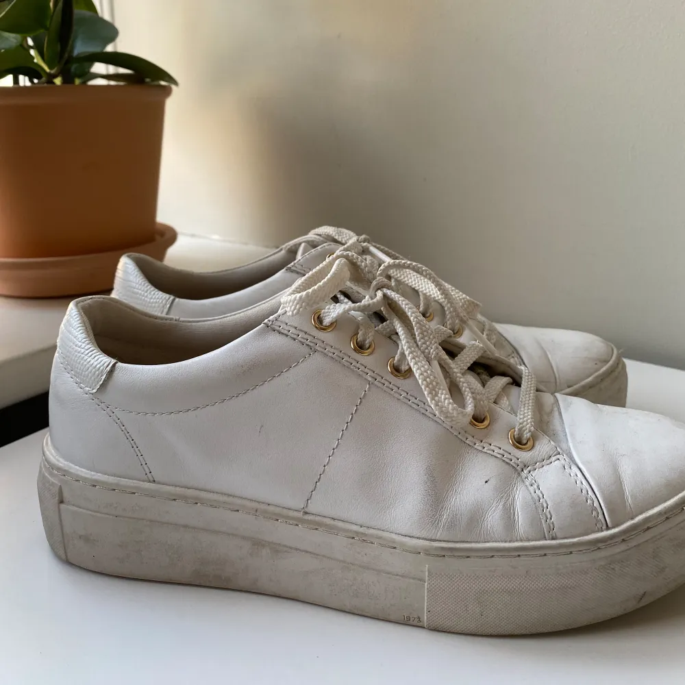 Vita vagabond sneakers! Inte alls ofta använda så i fint skick, men lite smutsiga! Sulan går nog att tvätta rent ganska enkelt. Så fina till student och sommaren! Köpta för 1000! Pris kan diskuteras! . Skor.