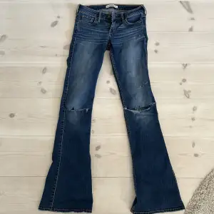 Lågmidjade bootcut jeans från hollister i stolek w 25 och l 33 