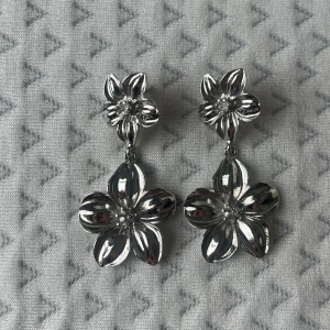 Blomörhängen  - Blomörhängen i silver som jag inte använt💕