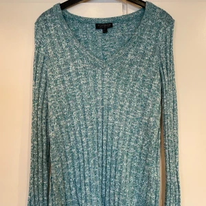 V ringad tröja  - V ringad tröja, använd fåtal gånger. Ljusgrön. Stl 36