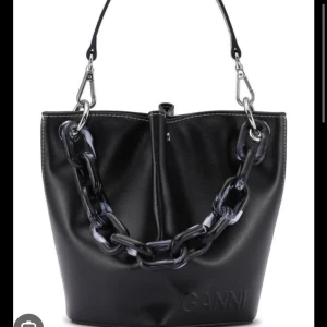 GANNI Diamond bucket bag - Drömmig ny väska, aldrig använd. Slutsåld på GANNI 🎀 har även ett långt band som ej synd på bilden. Alla band är avtagbara. 🩷🎀 Nypris 3700kr Mitt pris 1900kr 
