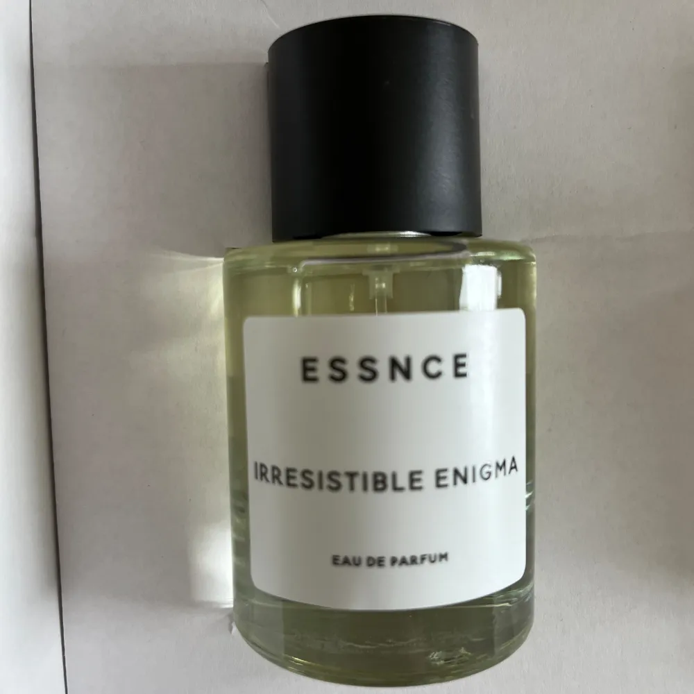 Säljer denna Essnce parfym ”irresistible enigma” som ska vara en dupe på Prada Paradoxe parfymen. Fick hem den idag och insåg att det inte är en doft för mig så säljer den därför, endast använt ett spray för att känna doften. 50ml. Nypris:360  . Övrigt.