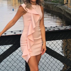 Ljusrosa klänning - Snygg klänning i fint skick. Enbart använd 1 gång. Storleken är i 32.