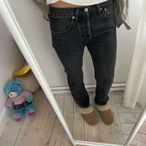 Svarta Levis 501 - Superfina svarta Levis 501 i superbra skick. Knappt använda. 