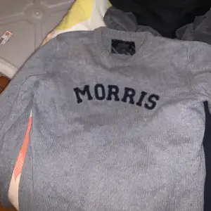 Säljer denna skit sköna och snygga Morris tröjan som inte kommer till användning. Den är i storlek S men den passar XS-M beroende på hur man vill att den ska sitta❤️