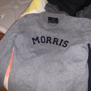 Skit snygg Morris tröja (äkta) - Säljer denna skit sköna och snygga Morris tröjan som inte kommer till användning. Den är i storlek S men den passar XS-M beroende på hur man vill att den ska sitta❤️
