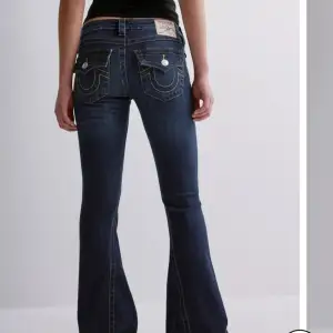 Helt nya True religion jeans med lappar köpta på Nelly, storlek W30 Mörkblåa, lowwaist, bootcut Nypris 1199 kr  