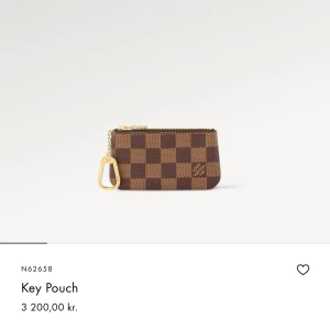 Intressekoll - Påse, låda och dustbag medföljer.  Köpt i LV i Stockholm, kvitto finns.   Köptes för 2600kr men då priserna har gått upp så säljer jag den för 2500kr eftersom korthållaren knappt är använd och så gott som ny!   Är du intresserad kan jag skicka bilder