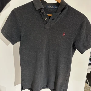 Polo Ralph Lauren Piké  - Säljer du denna fräscha Ralph Lauren piké i toppskick som ligger på 1200kr nypris. Mittpris 400kr. Bara att höra av er vid frågor. Mvh Liam