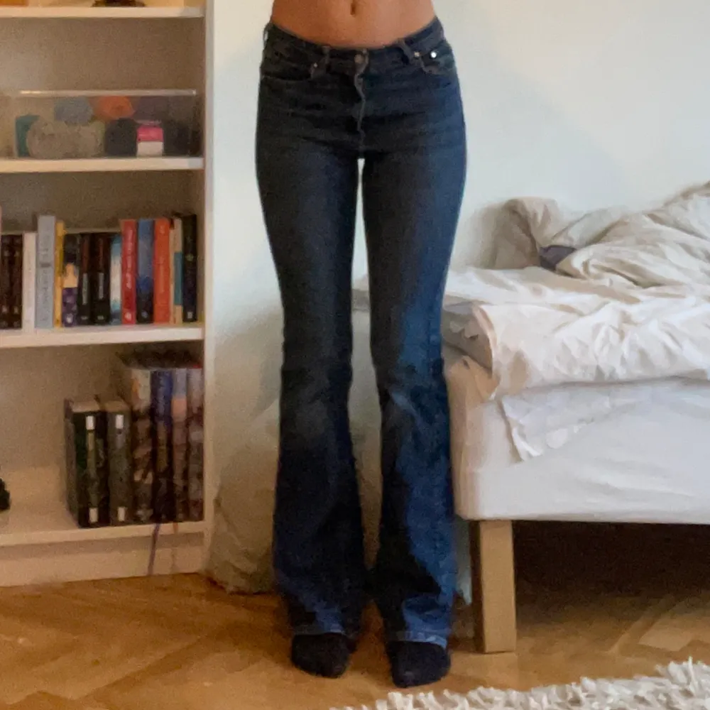 Jättefina bootcut jeans från H&M. Har några defekter så skriv om ni vill se bilder på dem. Bra i längden på mig som är 170💕💕. Jeans & Byxor.