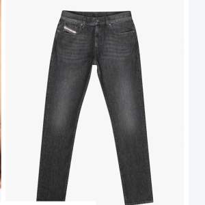 Tja! Letar efter någon som är sugen på att byta ett par lite lösare jeans (svart/grå/blå) mot dessa diesel jeans (slim fit). Skick 9/10 (köpta i februari) Nypris: 1499kr