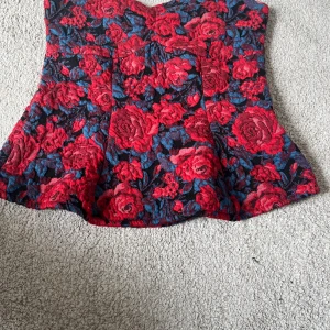 Tub top - Säljer en tub topp i storlek M från gina aldrig använd ( hör av er om ni har några frågor)