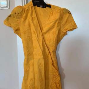 Superfin gul klänning med broderier och avtagbart band! Passar XS/S! Inköpt för 600kr. Priset är exklusive frakt 🩷