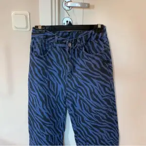Coola blå zebramönstrade jeans i så bra skick! Passar XS/M och någon mellan 165-170cm. Priset är exklusive frakt 🩷
