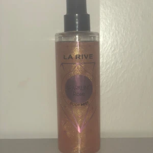La Rive - Ändats testad, La rive sparkling rose body mist har än jätte god doft som passar perfekt nu iför våren/sommaren och ger en fin glittrande finish! 