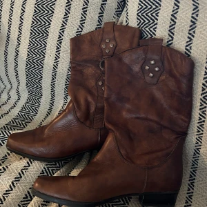Boots - Ett par väldigt snygga medellånga boots som är köpta från Plick och är inte så använda🤎