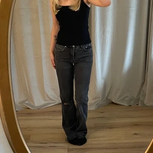 Flare jeans - Skit snygga jeans från Gina! Perfekta grå svarta färgen. Avklippta så passar någon som är 160-165 ❤️