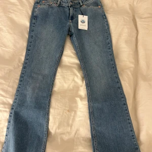 Low waist jeans  - Hej! Helt nya jeans bara provat 1 gång!  Fick hem för 20 min sen, men dem känns lite för stora tyvärr för dem är verkligen sjuk snygga!!😓🤗