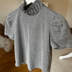 Topp från Zara - En söt rutig topp från Zara med fin krage 💕 Tror storleken är M men Zaras toppar är små i storlekarna så den passar dig som har S.