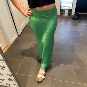 Säljer denna super fina gröna lång kjol från mango💕💕