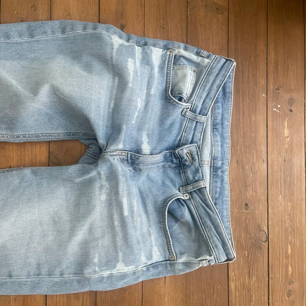 Så snygga blekta mönstrade jeans! Är 160 och de är för långa på mig!  Har små slitningar där bak men märks inte när de är på, skriv privat för bilder på de. Jeans & Byxor.