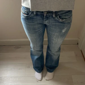 Disel low waist jeans  - De är i bra skick! De sitter low waist, inte så stretchiga. brukar bära 36 (w28 l32) och är 163. Pris kan diskuteras vid snabb affär. Bara att skriva om ni har fler frågor💕😇