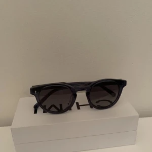 CHIMI 03 BLUE - Säljer ett par sällsynta chimi 03 blue som knappt är använda, perfekt till sommaren. Färgen syns inte jättebra på första bilden därav den andra bilden! Allt finns fortfarande kvar dvs boxen till glasögonen osv. Fler bilder kan jag lösa i pm!