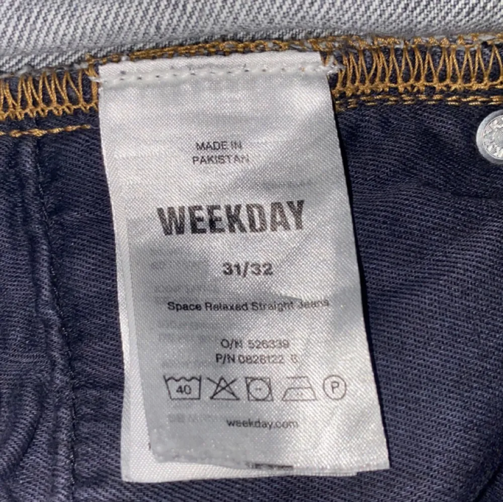 Gråa Weekday Jeans Relaxed fit. Säljer då de inte används längre. Köptes i somras på Weekday i Göteborg. Storlek 31/32. . Jeans & Byxor.