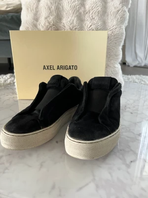 Axel Arigato 360 Laceless - Säljer mina arigato skor. Kvalite 6/10. Hål i sulan därför så billigt. Skon är i storlek 38 men passar till storlek 39. Hör av er vid minsta fundering. 