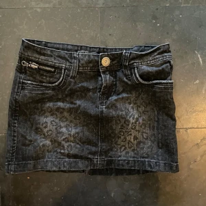 Denim kjol med leopardmönster - Så fin kort denim kjol med leopardmönster. Storlek s men skulle säga att den sitter som xs på mig som alltid har xs i kläder. Inga defekter